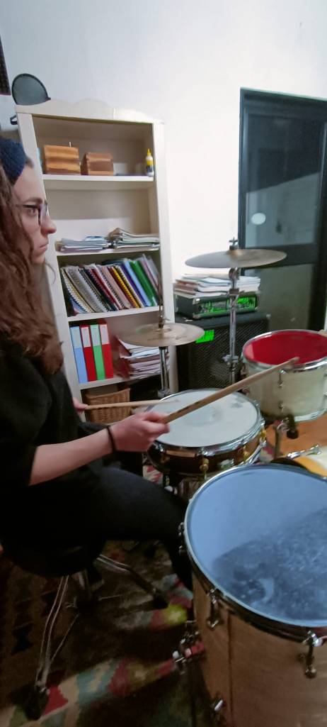 Ragazza che segue una lezione di batteria moderna con metodo progressivo