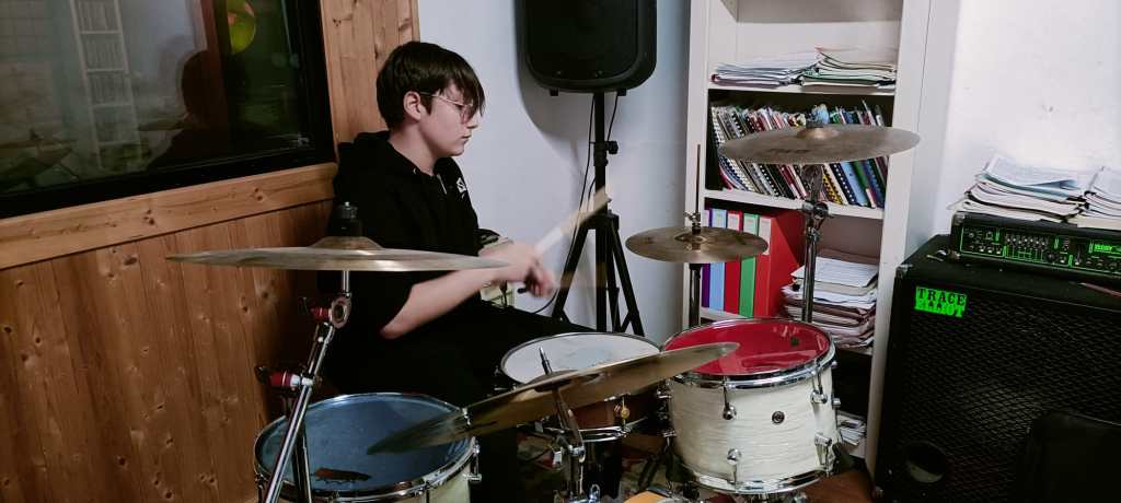 Studente intermedio che perfeziona il controllo del tempo con il metronomo