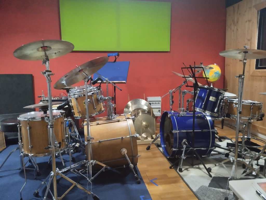 Sala lezioni della Groove Master Drum School con due batterie professionali affiancate